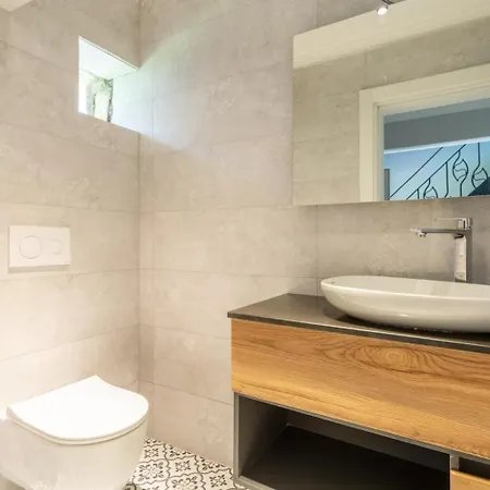 Emel Paradise 펜션 무글라